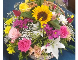 Cesta de flores do campo mistas, esse arranjo bem alegre e colorido confeccionado em cesta de vime com flores naturais e frescas, um lindo presente para alegrar o dia daquela pessoa especial!!