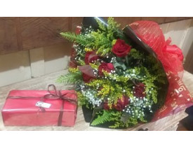 Lindo buquê composto por doze rosas vermelhas e 01 caixa de chocolate Nestlé, presente perfeito para qualquer ocasião e uma forma carinhosa de demostrar seu amor para aquela pessoa especial.