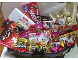 Linda cesta acompanhada por deliciosos chocolates em uma seleção especial de marcas e sabores, um presente muito especial para adoçar e alegrar a vida de alguém muito amado. A cesta é composta por: 01 caixa de chocolate nestlé 01 caixa de ferrero roucher 