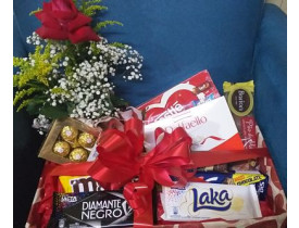 Caixa composta por delicioso mix de chocolate, perfeita para amantes de chocolate e adoçar a vida de quem amamos!!! Linda para qualquer ocasião.  A caixa é composta por 01 caixa de ferrero rocher com 12 un., 01 m&m, 01 barra diamante negro, 01 barra choco