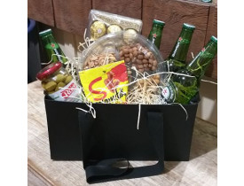 Linda caixa (ou cesta conforme disponibilidade)  contendo 04 cervejas, 01 mix de amendoins, 01 caixa de ferrero roucher, 01 vidro azeitonas 200 gr. e  01 salamito. Presente ideal para homens ou mulheres para um happy hour.