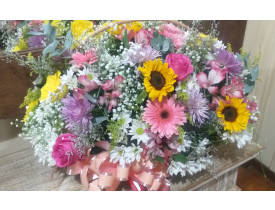 Linda cesta confeccionada com flores mistas, bem alegre e colorida, um verdadeiro jardim para presentear aquela pessoa tão amada e especial.