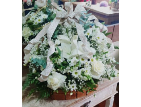 Linda cesta composta por mix de flores brancas, seleciondas conforme a época do ano, perfeitas para presentear, prestar condolências, enfeitar algum ambiente.