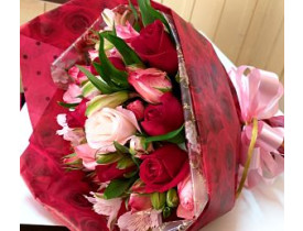 Buquê de rosas e Astromelias