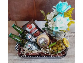 Linda cesta composta por 02 cervejas, 01 queijo (podendo variar entre brie, gorgonzola, ou gouda) de aproximadamente 150gr, 01 vidro azeitona, 01 pc salame fatiado de aproximadamente 100gr, 01 arranjo pequeno de flores.