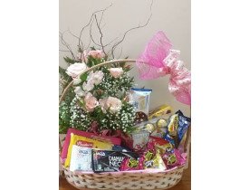 Linda cesta contendo um delicado arranjo com 06 rosas (cores conforme disponibilidade), e um delicioso mix de chocolates: 01 Pão de Mel, 01 cx de bis, 06 sonho de valsa, 02 Kit kat, 01 diamante negro, 01 laka, 01 wafer bauduco, 01 tubete, 01 cx de ferrero