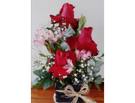 Arranjo com 03 rosas caixa