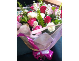 Buquê com 12 rosas (pink, branca e cor de rosa)