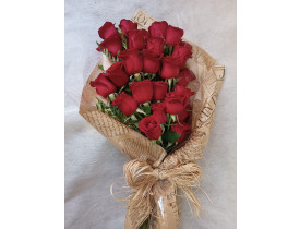 Buquê com 24 rosas vermelhas estilo europeu