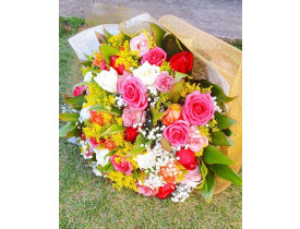 Buque tradicional com 60 rosas coloridas