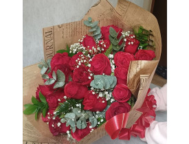 Buquê com 24 rosas vermelhas e eucalipto