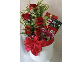 Caixa de chocolates e rosas 
