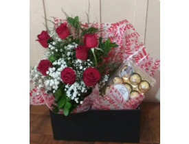 Caixa com rosas vermelhas e chocolate