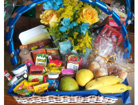 Linda cesta de café, composta por: 01 Biscoito Temperado 01 Achocolatado 200 ml 01 Biscoito Integral 01 Suco 200 ml 01 mini bolo 02 Biscoito Maisena 02 Torrada Bauduco 02 Biscoito Leite/chocolate 01 Mini wafer 01 Biscoito Banana/canela 01 Wafer Lanchinho 