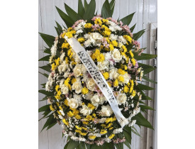 Coroa de flores do campo com rosas