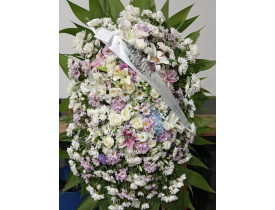 Coroa de Flores do campo com rosas e flores nobres