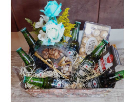 Linda cesta de Happy hour composta por 06 cervejas, 01 petisqueira de amendoins, 01 pequeno arranjo, 01 pacote salame 100 gr. e uma caixa de chocolate Ferrero Rocher com 12 un, Ideal para presentear apreciadores de cerveja, para um momento de descontração