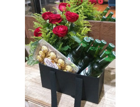 Caixa com 06 cervejas, 01 caixa de Ferrero Rocher com 12 un. e um arranjo com 06 rosas vermelhas em uma linda caixa (ou cesta conforme disponibilidade), um lindo presente para apreciadores de cerveja e perfeito para qualquer ocasião.