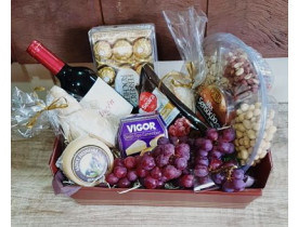 Linda cesta contendo 01 garafa de vinho, 01 bandeija com mix de amendoins, 02 pães semi italiano, 01 caixa de ferrero roucher com 12 un., 01 queijo gorgonzola 100 gr., 01 queijo camembert 120 gr., 01 queijo colonial 130 gr., 01 pc de salame fatiado aproxi