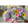 Linda cesta confeccionada com flores mistas, bem alegre e colorida, um verdadeiro jardim para presentear aquela pessoa tão amada e especial.