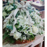 Linda cesta composta por mix de flores brancas, seleciondas conforme a época do ano, perfeitas para presentear, prestar condolências, enfeitar algum ambiente.