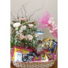 Linda cesta contendo um delicado arranjo com 06 rosas (cores conforme disponibilidade), e um delicioso mix de chocolates: 01 Pão de Mel, 01 cx de bis, 06 sonho de valsa, 02 Kit kat, 01 diamante negro, 01 laka, 01 wafer bauduco, 01 tubete, 01 cx de ferrero