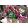 Linda Caixa contendo 12 rosas vermelhas , 01 vinho nacional, 01 caixa de chocolates Ferrero Rocher. Presente perfeito para qualquer ocasião, para celebrar o amor, amizade ou apenas para demonstrar carinho.