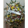Coroa de Flores, composta por flores do campo (margaridas, tango, verdes). Altura aproximada de  1,30 x 1,00.  Acompanha pedestal para a colocação do arranjo e faixa de homenagem.