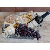 Linda cesta contendo uma petisqueira de amendoins, 01 caixa de Ferrero Roche com 12 unidades, 01 un de queijo (podendo variar entre brie, gorgonzola, ou gouda) de aproximadamente 150 gr, 01 vinho nacional, e um cacho de uva (poderá ser substituída por out