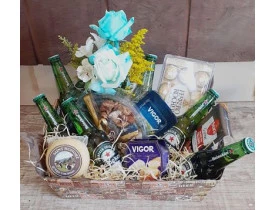 Cesta de cerveja, queijos e aperitivos