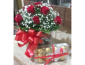 Caixa com rosas vermelhas e chocolate