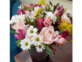 Caixa pequena com flores tons rosados