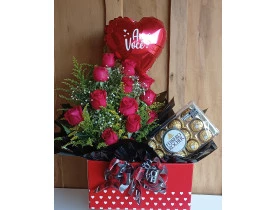 Caixa com rosas vermelhas, ferrero roche e balão