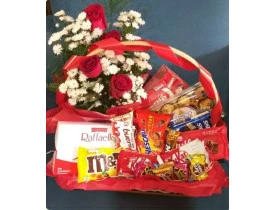 Cesta de chocolates com rosas