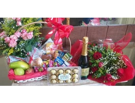 Esta linda cesta além de proporcionar um delicioso café da manhã, também irá surpreender aquela pessoa especial com um lindo buquê de rosas e uma garrafa de champagne (del sole ou similar), para a comemoração ficar completa e com estilo. A cesta matinal é