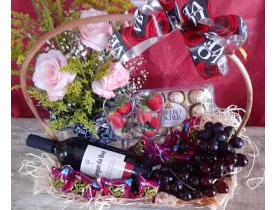 Cesta vinho, flores frutas e chocolate