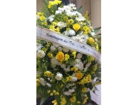 Linda coroa de flores, composta por flores do campo e rosas, (aproximadamente 15 rosas, cores conforme disponibilidade), tango, verdes.   Acompanha pedestal para a colocação do arranjo e faixa de homenagem.