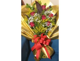 Este arranjo composto por seis lindas rosas vermelhas, tem seu estilo diferenciado pela composição do arranjo e sua embalagem, diferenciando-se dos outro modelos tradicionais de buquês. Lindo e sofisticado, um presente elegante para alguém especial.