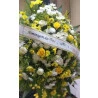 Linda coroa de flores, composta por flores do campo e rosas, (aproximadamente 15 rosas, cores conforme disponibilidade), tango, verdes.   Acompanha pedestal para a colocação do arranjo e faixa de homenagem.