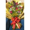 Este arranjo composto por seis lindas rosas vermelhas, tem seu estilo diferenciado pela composição do arranjo e sua embalagem, diferenciando-se dos outro modelos tradicionais de buquês. Lindo e sofisticado, um presente elegante para alguém especial.